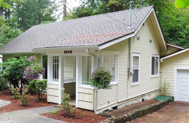 Quiet Location on Greenbelt 1 Mile from City Center - Newly Remodeled - Parking