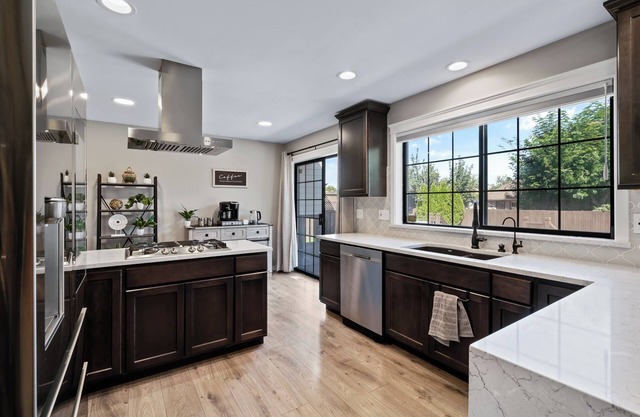 Quiet modern home, Sleeps 12, Hot tub, Private yard