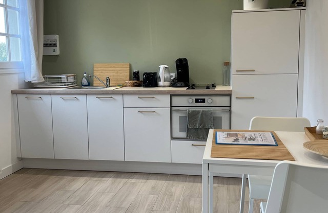 Quiet modern studio, massage shower, free parking & wifi, 15 min from Caen