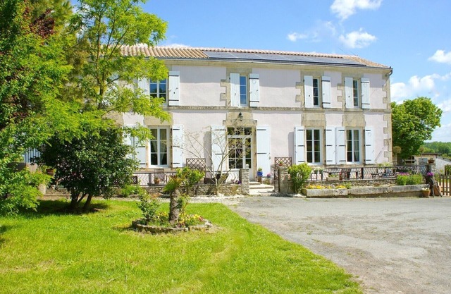 Quiet, natural gite between La Rochelle, the Marais Poitevin, Niort and Rochefort