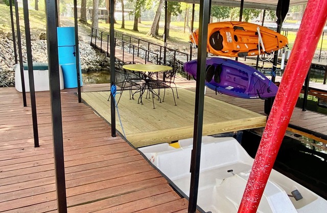 Quiet neighborhood, 2 Bedroom house, Lake front with dock, close to town