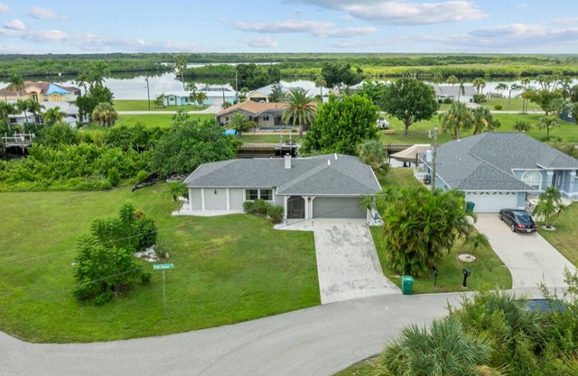 ☼ Quiet Neighborhood on a Canal with Boat Dock, Sea Wall and Lanai! ☼
