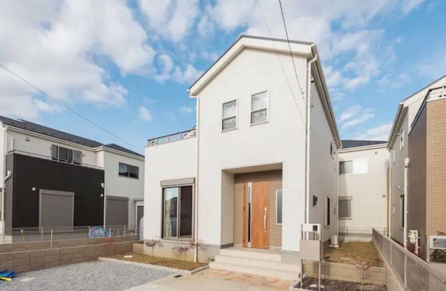 Quiet new house with free parking