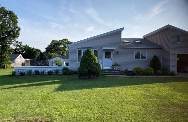 Quiet Oasis Near Greenport and Safe Harbor Marina with Views of Lavendar Farm