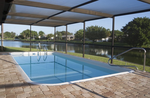 Quiet pool house on a lake - 7 min. from beach