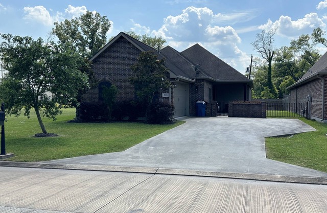 Quiet Private Home - Centrally Located in Sulphur
