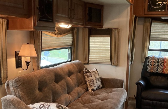 Quiet rural setting within a few miles of 2 lakes!