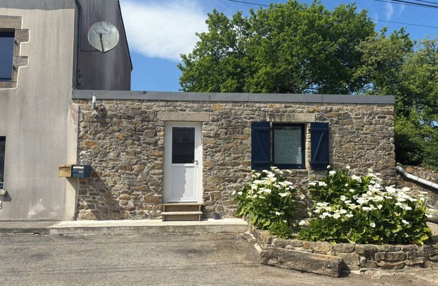 Quiet, single-storey Ty an Avel studio, 15 minutes from beaches and Brest center