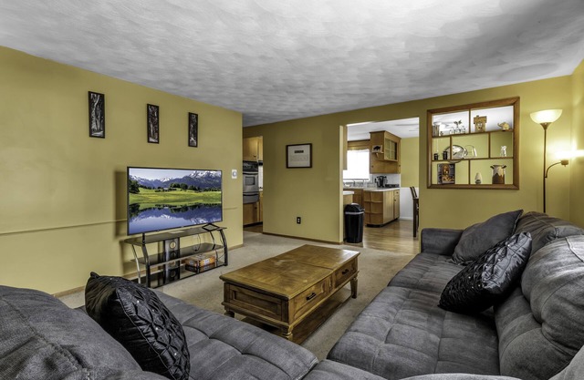 Quiet suburban home 10 minutes from airport/25 min from Niagara Falls