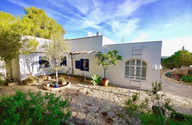 Quiet vacation home with terrace, large garden and far-reaching sea views