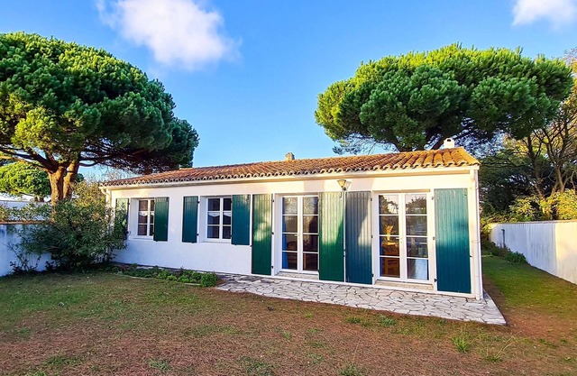 Quiet villa near the beach with garden and parking