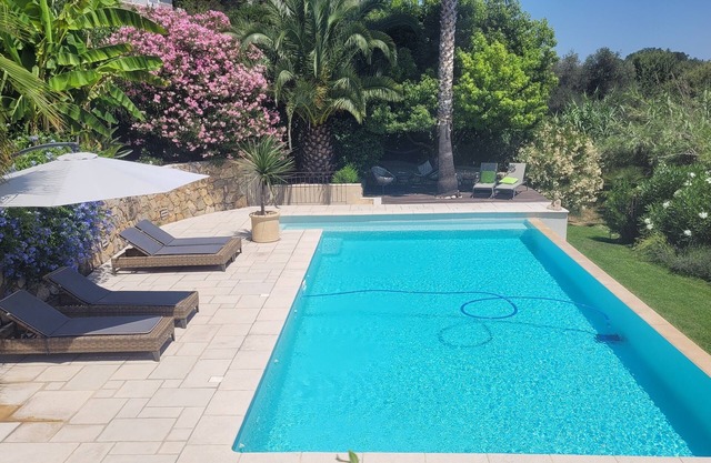 QUIET VILLA WITH 11-METER INFINITY POOL AND PANORAMIC VIEW