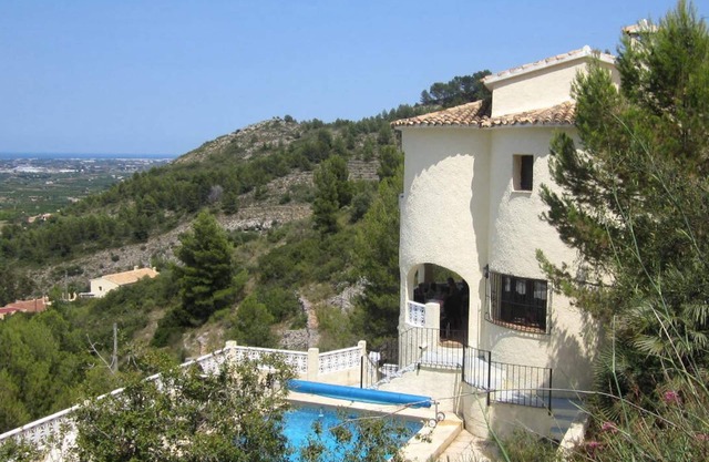 Quiet villa with pool and great views of the valley and sea