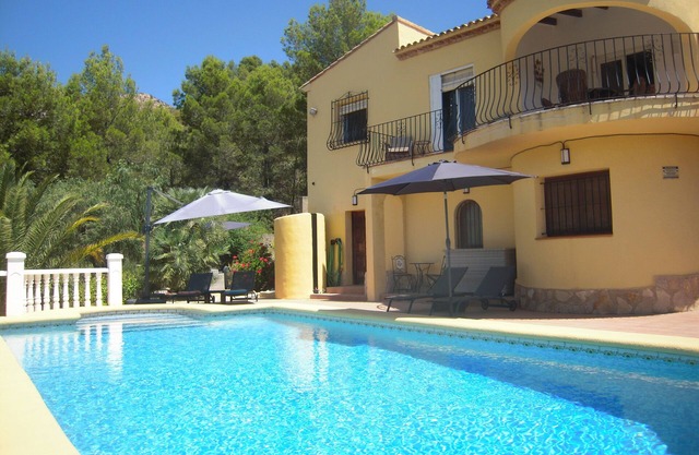 Quiet villa with private pool