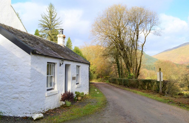 Quiet village location in beautiful valley close to Dunoon, Argyll. Sleeps 2, pet friendly