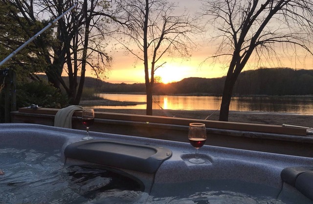 Quietwater Cottage-On Water/Nature/Birds/Canoe/Hike/Relaxing/Hot Tub, Peaceful!