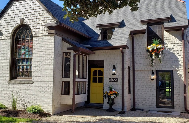 Quirky historic home, fully renovated! Designer interior! Plush linens! Firepit!