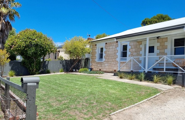 Quirky Pet friendly Historic Railway Cottage. Centre of town!