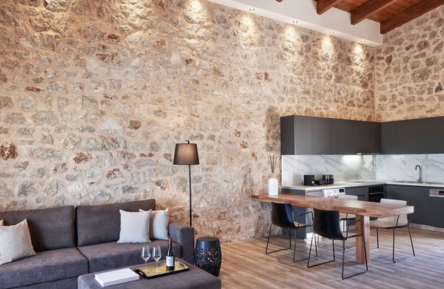 R 1017 Jac’s 4 Bedroom Sea View Villa with Private Swimming Pool Garden View, House Wine and Fruit B