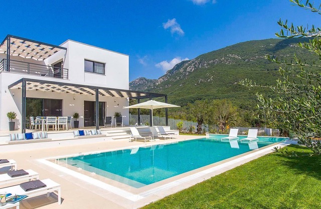 R 1384 Paradisun Villa with BBQ (charcoal), Garden & Sun loungers