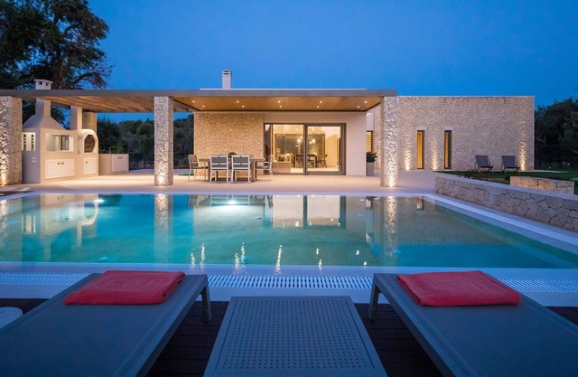 R 1385 Natumo Villa with Automatic security gate, Fireplace & Private swimming pool