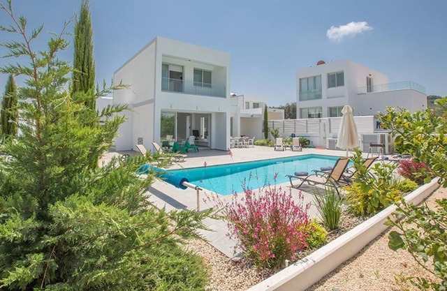 R 3049 VILLA EWING WITH Closet, Sea view & Veranda.
