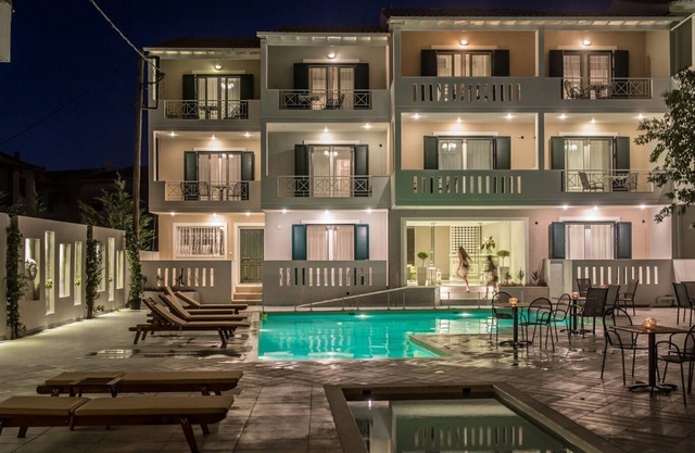 R 816 Junior Maisonette Pool View Daily Maid Breakfast Included