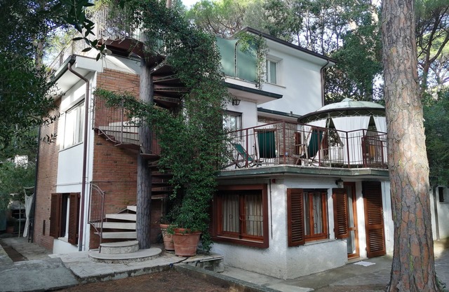 Relax on the large terrace, near the sea. Azaglia with air condition.