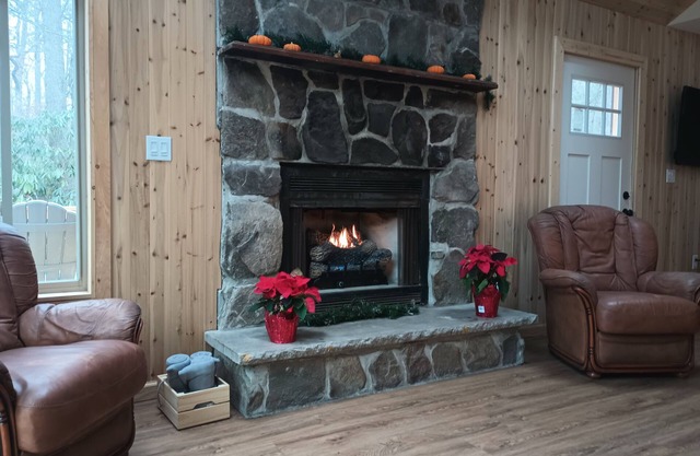 Raccoon House & Spa. Scandinavian style retreat w/sauna and hot tub.