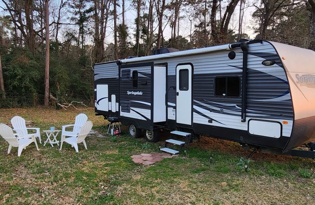RafterTFarm - The Star: Cozy Ranch Stay in an RV