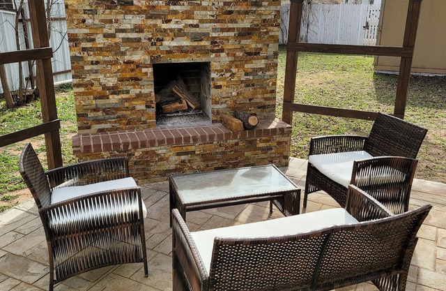 Raider Retreat - near campus - backyard fireplace - pets welcome