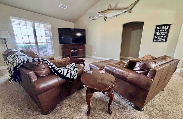 Raiderland Rest Stop - 3BR/2BA - Close to Campus