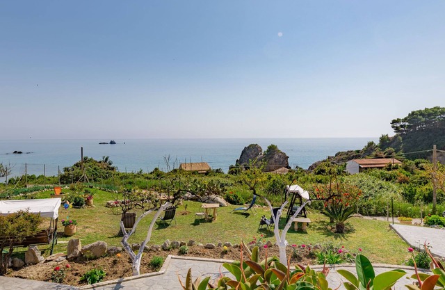 Rainbow apartment B, Pelekas beach, 40 meters from the sea
