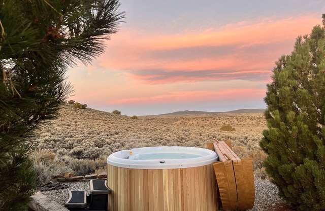 Ranch + cabin on 10 acres with gorge & mountain views, hot tub, dog friendly!