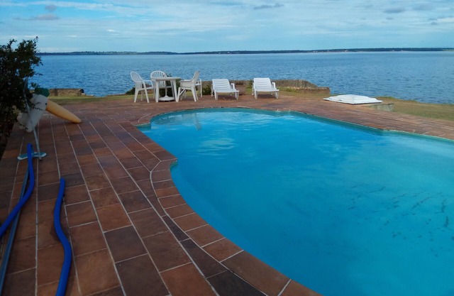 Rancho facing to large fresh water dam, pool, etc. You will love !