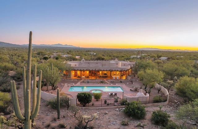 Rancho Vaquero: Luxury Desert Retreat 2 King Suites, Heated Salt Pool & Hot Tub
