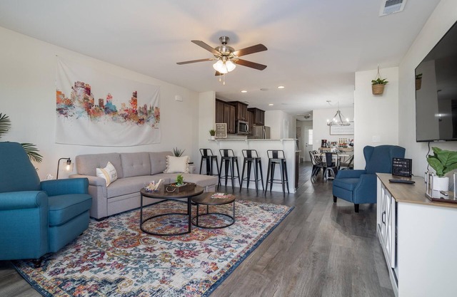 Rare 3️⃣ Bath! Family Friendly Townhome Near Everything. Fire Pit and Water View