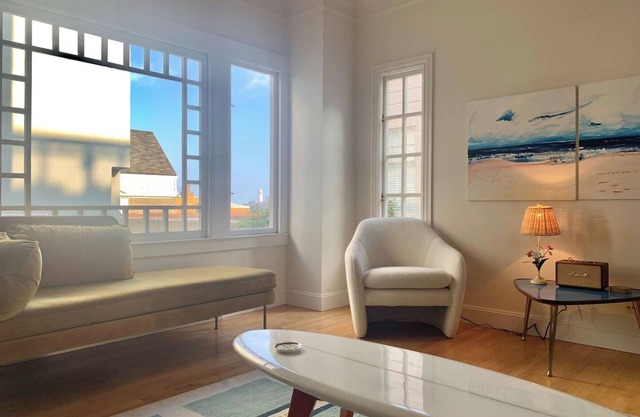 Rare, gorgeous third floor apartment in mint condition atop Sacramento Street on Nob Hill (Parking Garage available across the street)