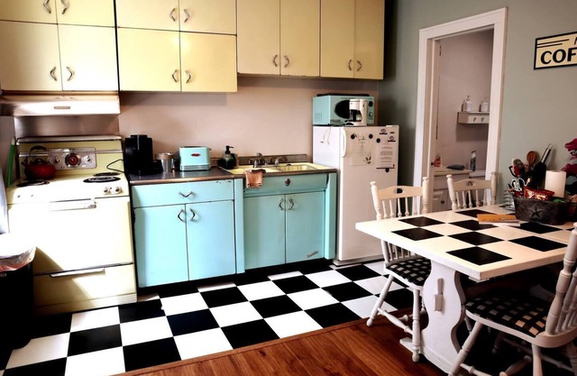 Rare Hideaway on Main, Retro unit