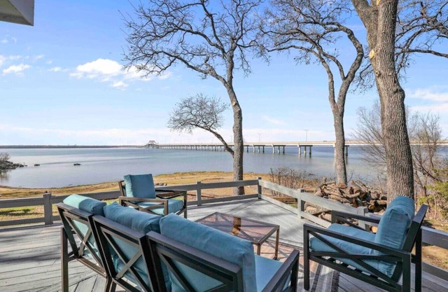Rare Modern Beachfront Lake House on Lewisville Lake with Hot Tub, Deck & BEACH