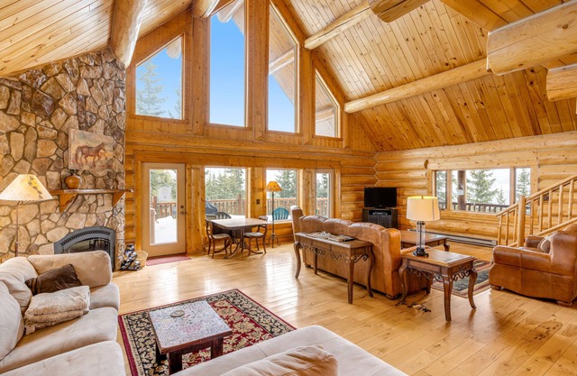 Rare mountain-view log home with hot tub, fireplace & WiFi - near Breckenridge