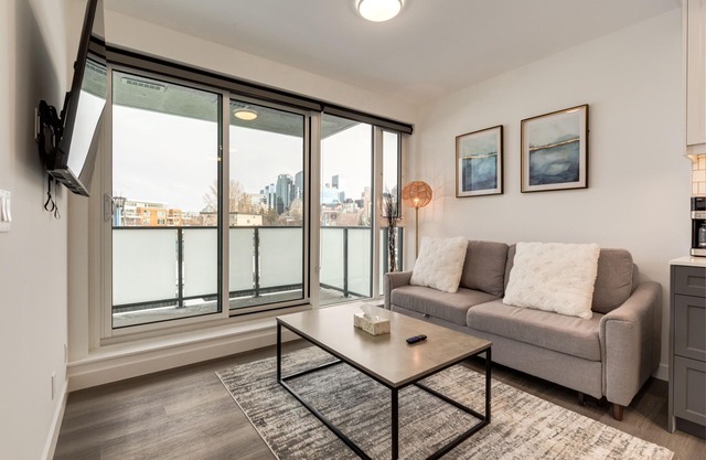 *Rare* Splendid City View Condo- Trendy Kensington