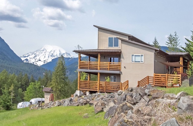 Ravenwood | Rainier View | 1 Bed, 2.5 Bath