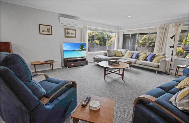 Raymond Island Retreat: This open plan holiday home has it all… even a jetty!