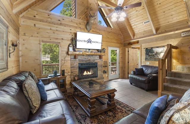 Real Log Cabin-HotTub, Loft, Near Big Cedar, Dog Friendly, Free Daily Attractions Tickets!