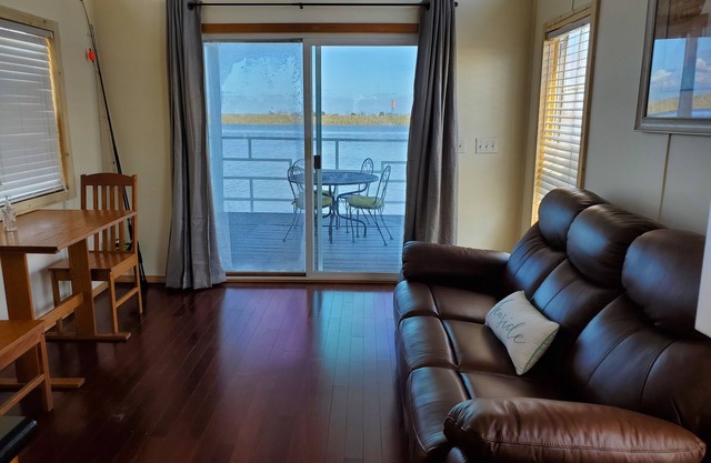 Rebel's Rest - A Romantic Getaway houseboatnNew Water Filtration System