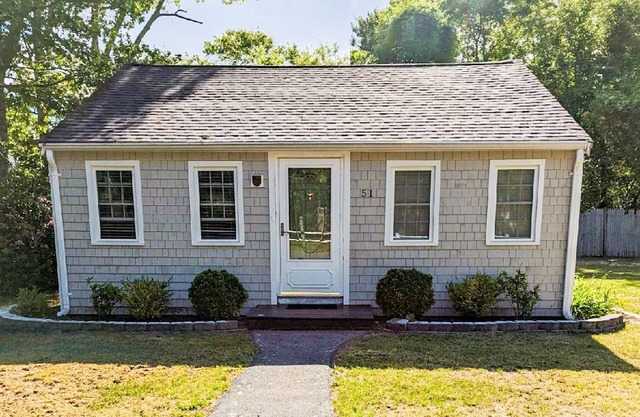 Recently updated cottage walk to activities and 1 mile to beach!