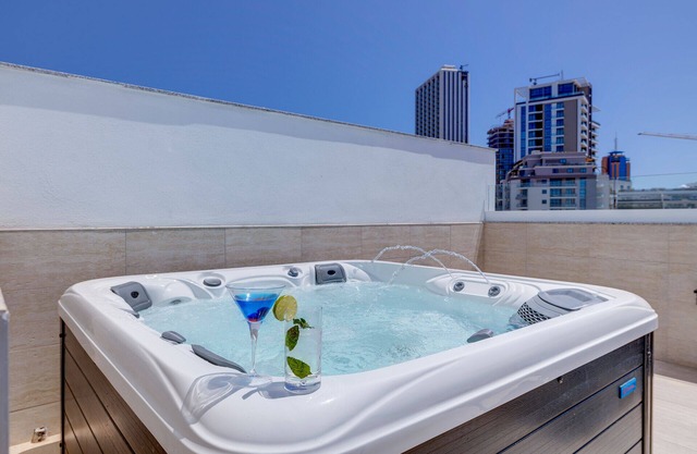 Red 4: Roof Top Studio Penthouse in St. Julian's