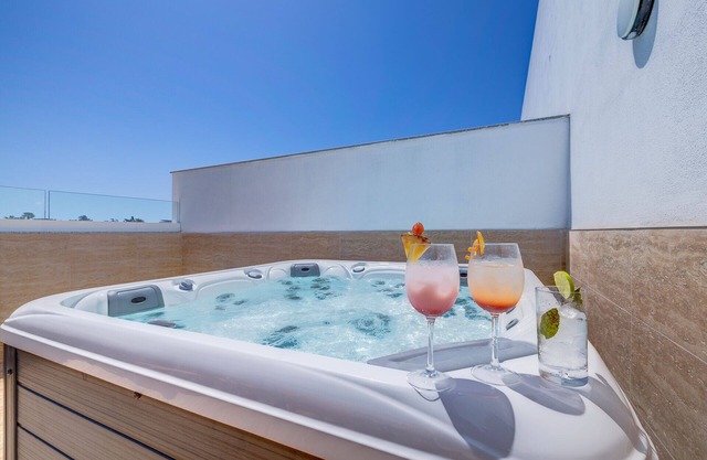 Red 6: Roof Top Studio Penthouse in St. Julian's