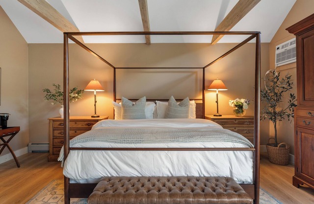 Red Clover Inn Majestic King Suite near Killington
